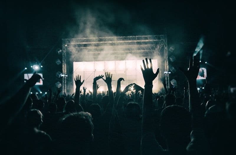 Stimmungsvolle Bühnenbeleuchtung bei einem Konzert