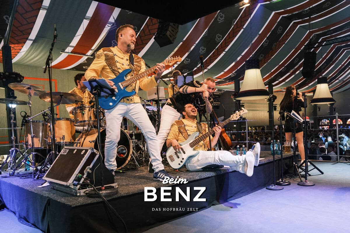 Band auf der Bühne im Festzelt